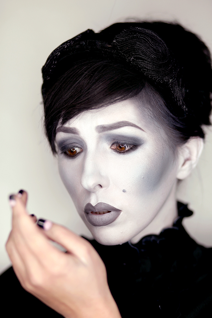 grayscale halloween makeup black and white 1