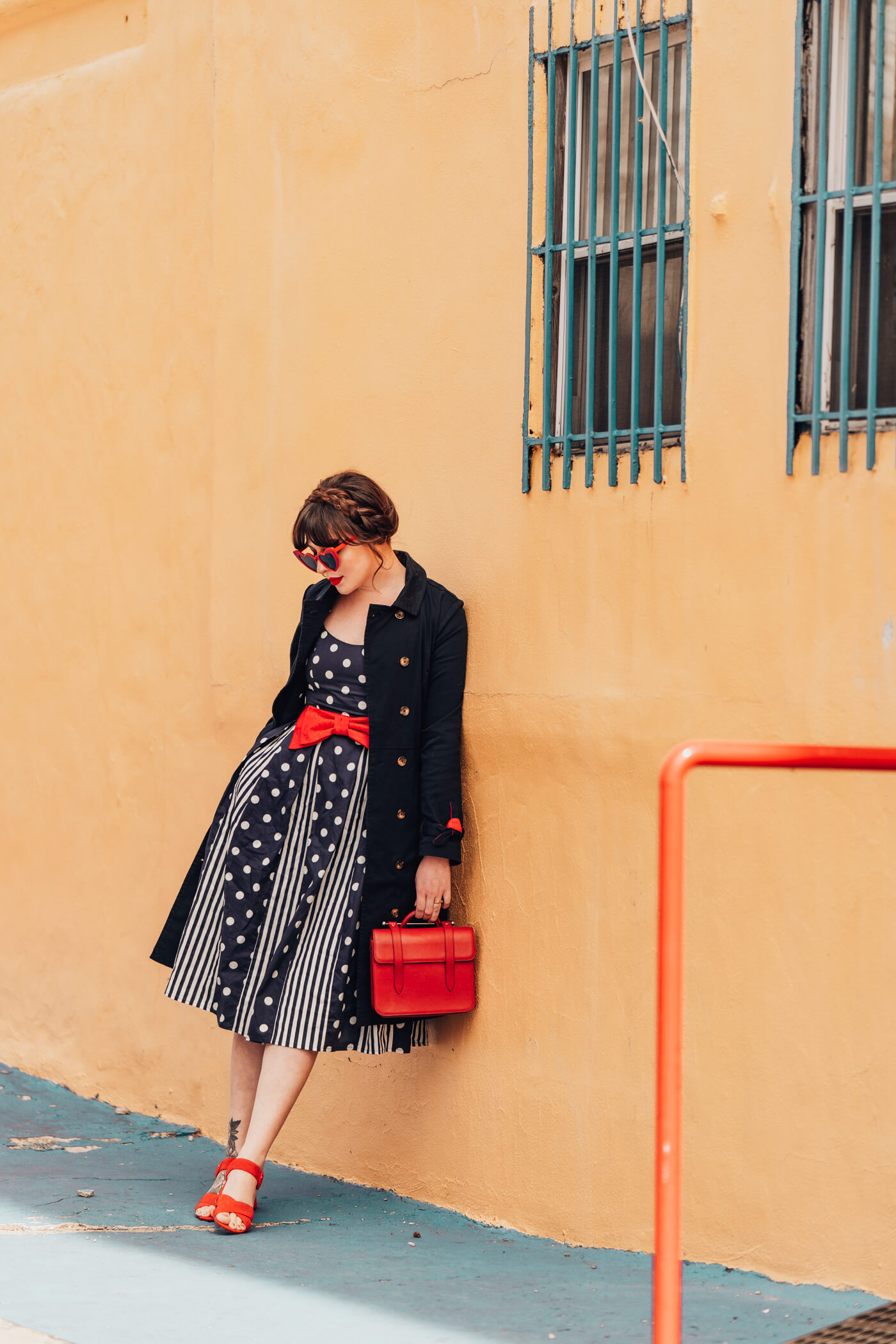 woman leaning on a wall and sharing against the current 