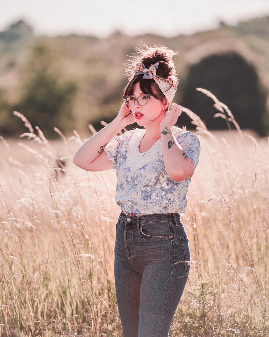 woman wearing floral top and pants for Weekend Link Roundup