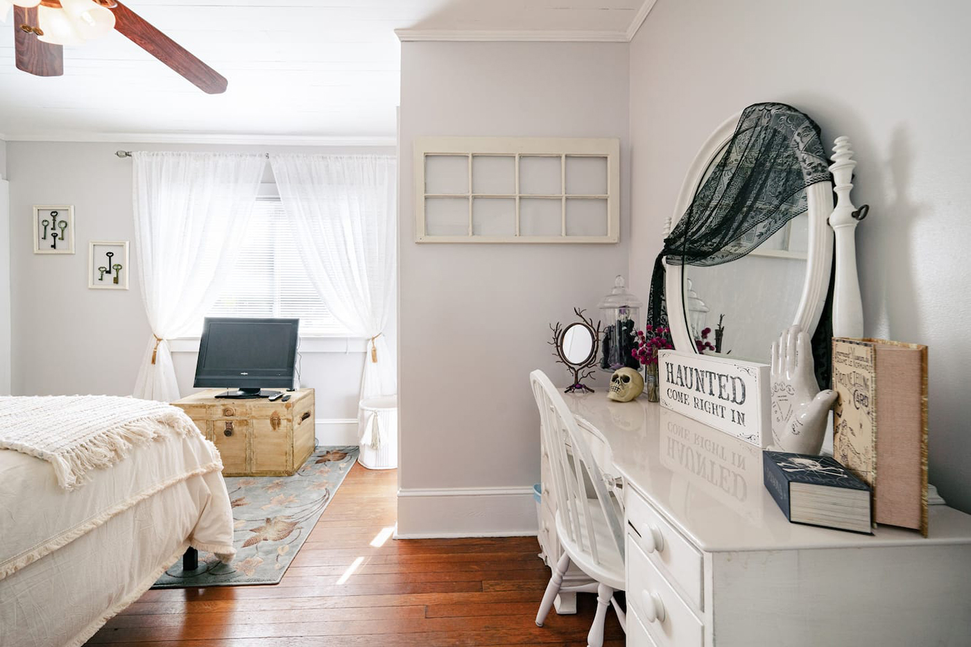 Haunted guest room (with private entrance) in Wake Forest